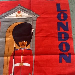 Vintage linen souvenir tea towel pigeons Buckingham Palace Guard NWOT